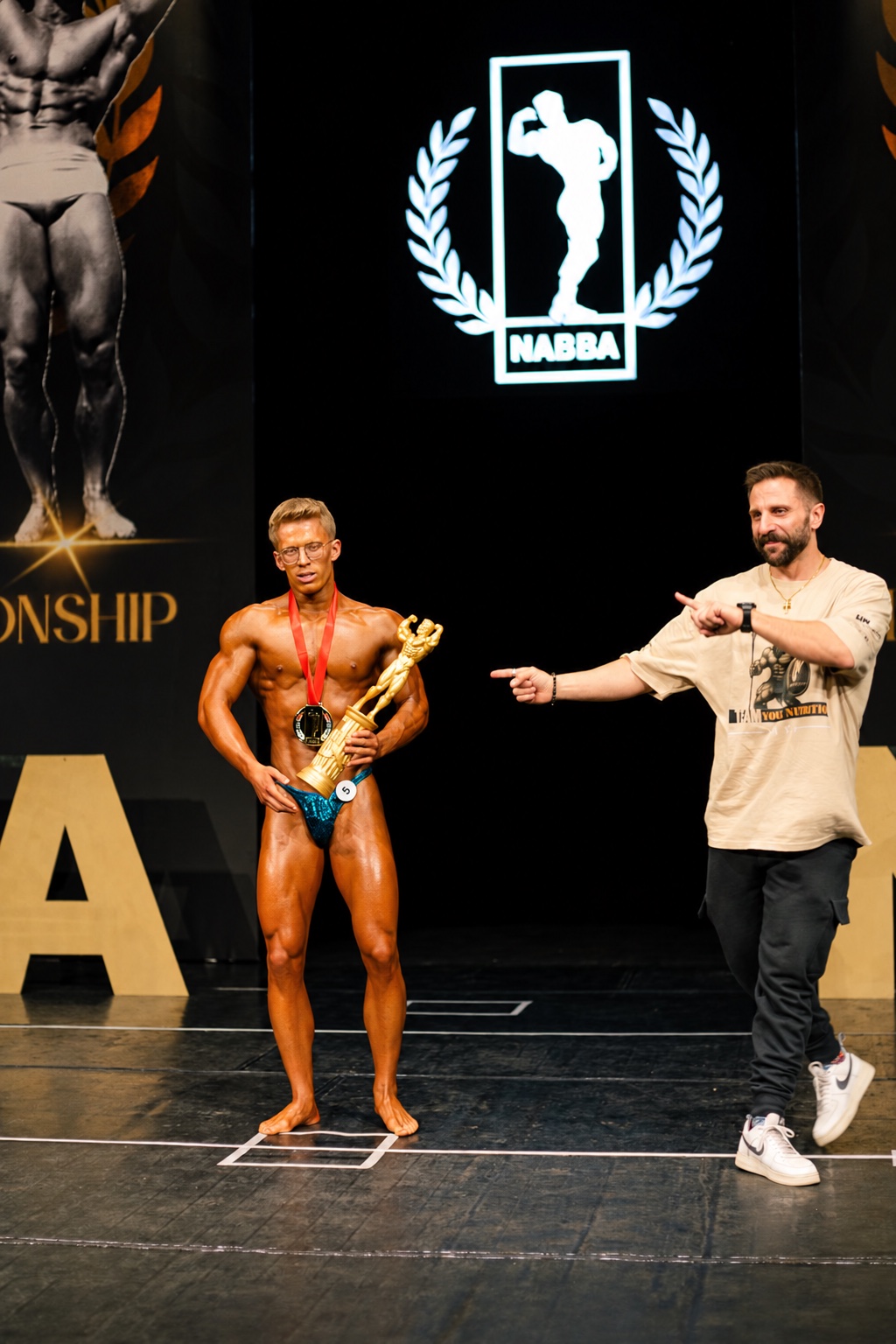 Marco Strub mit einem Athleten bei einem Bodybuilding-Wettkampf