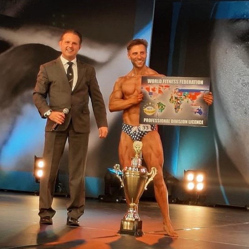 Marco Strub auf der WFF Bühne mit Pokal und Profi-Lizenz